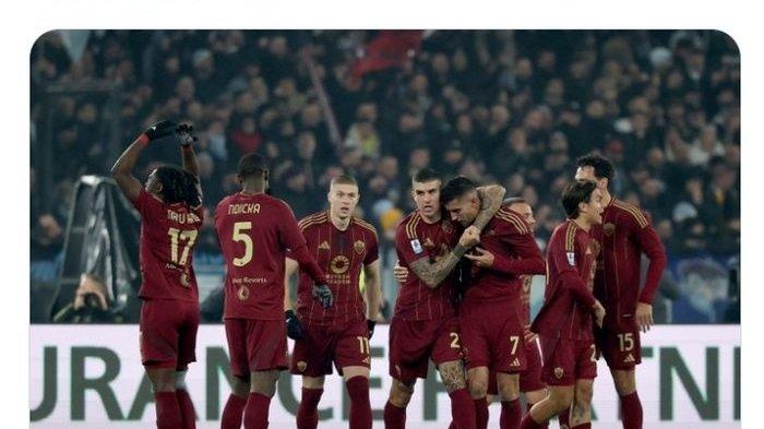 Para pemain AS Roma merayakan gol Lorenzo Pellegrini pada laga pekan ke-19 Liga Italia melawan Lazio di Stadion Olimpico, Minggu (5/1/2025).