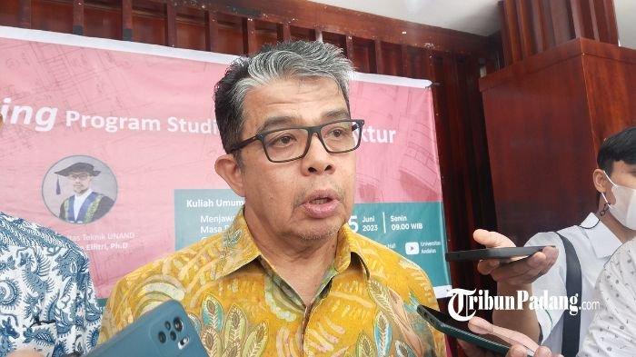 Rektor Universitas Andalas, Prof. Yuliandri saat diwawancarai seusai peluncuran Prodi Sarjana Arsitektur di Kampus Limau Manis Unand, Senin (5/6/2023).