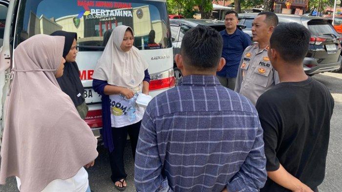 Remaja perempuan bernama Anjelia Putri (18) mengalami penganiayaan hingga tewas oleh ayah tirinya pada Senin (12/5/2025) malam. Kapolres Dharmasraya tengah mendampingi proses autopsi jenazah korban di Rumah Sakit Bhayangkara Polda Sumbar.