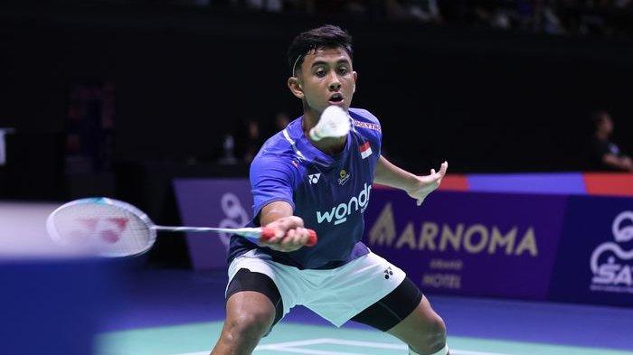 ALWI FARHAN TERHENTI - Alwi Farhan kembali kalah dalam duel melawan Kenta Nishimoto pada babak 16 besar Thailand Open 2025. Misi balas dendamnya masih belum berhasil. Tunggal putra Indonesia kali ini menghadapi Kenta Nishimoto yang berstatus tunggal putra unggulan enam pada babak kedua Thailand Open 2025, Kamis (15/5/2025).