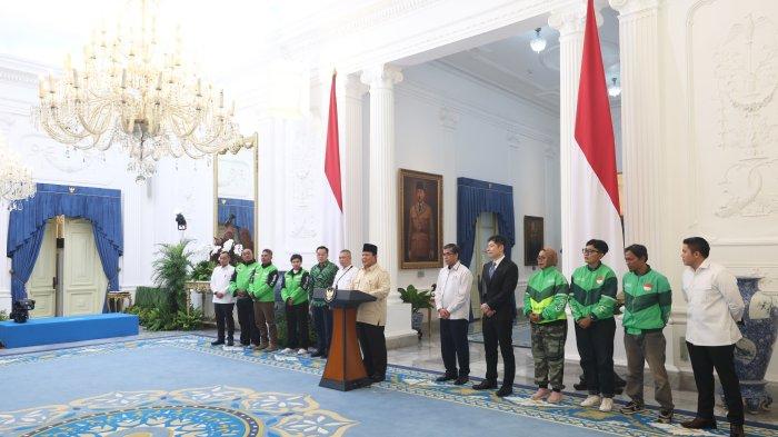 BONUS HARI RAYA - Presiden RI Prabowo Subianto mengumumkan Bonus Hari Raya (BHR) untuk ojek online (ojol) baik pengemudi maupun kurir. Hal ini merupakan bentuk perhatian khusus pemerintah untuk para pengemudi (driver) online. Presiden Prabowo menyampaikan hal itu dalam konferensi pers bersama CEO GoTo Patrick Walujo dan CEO Grab Anthony Tan di Istana Merdeka, Jakarta, Senin (10/3/2025).