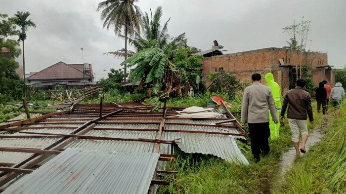 Rumah warga rusak akibat angin kencang yang terjadi di Kecamatan Pauh, Kota Padang, Provinsi Sumatera Barat, Senin (23/12/2024).