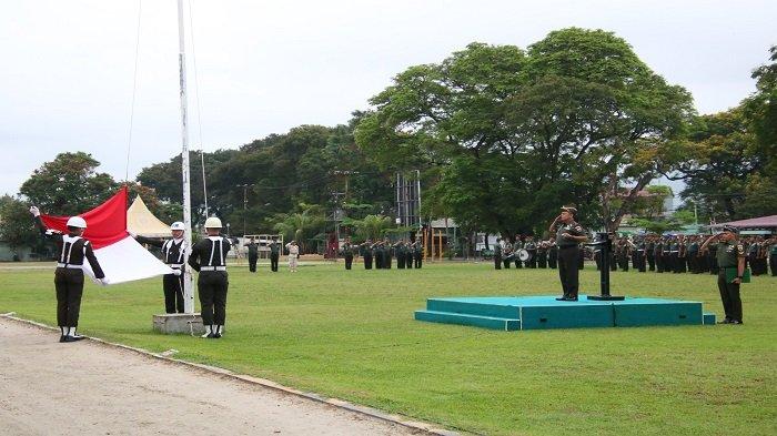 Korem 032/Wirabraja menggelar upacara bendera sebagai salah satu program rutinitas yang dilaksanakan tanggal 17 setiap bulan. Adapun kegiatan kali ini berlangsung dilapangan Sport Center Trandam Kota Padang, Provinsi Sumatera Barat (Sumbar) pada Rabu (17/01/2024).