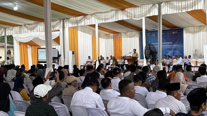 Suasana sosialisasi rencana pembangunan Pembangkit Listrik Tenaga Surya (PLTS) terapung di Danau Singkarak Kecamatan Batipuh Selatan Kabupaten Tanah Datar Provinsi Sumatera Barat (Sumbar), Rabu (15/1/2025) sore.