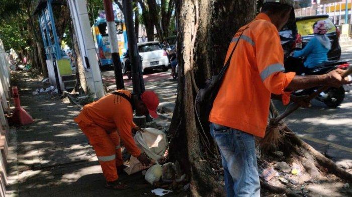 SAMPAH- Wali Kota Padang Fadly Amran menyampaikan kegeramannya saat melihat banyak sampah yang berserakan dalam pelaksanaan Car Free Day (CFD) yang digelar Minggu (18/5/2025). Kegiatan yang mengambil rute dari Simpang Masjid Raya Jalan Rasuna Said hingga Simpang Kandang ini dinilai telah mencederai semangat Pemerintah Kota Padang dalam mewujudkan kota bersih dan sehat.