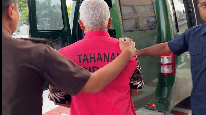 SF, tersangka kasus korupsi ganti rugi lahan jalan tol Padang-Pekanbaru saat digelandang ke mobil tahanan, Rabu (23/10/2024).