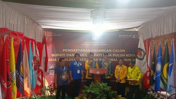 Bapaslon Safaruddin Dt. Bandaro Rajo - Darman Sahladi saat mendaftarkan diri ke KPU Kabupaten Limapuluh Kota, Rabu (28/8/2024).