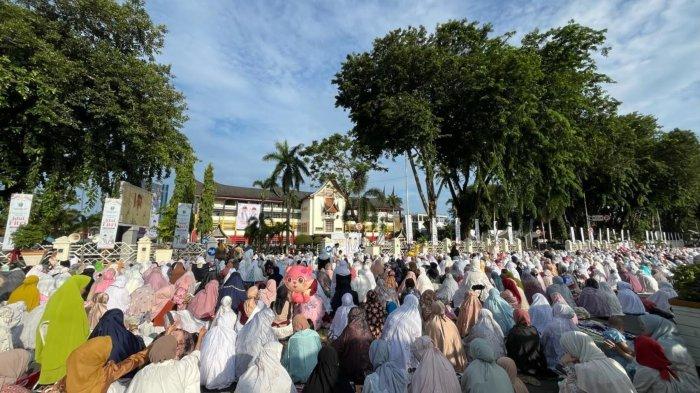 Pelaksanaan Salat Id di Halaman Kantor Gubernur Sumatera Barat (Sumbar) pada Rabu (10/4/2024).