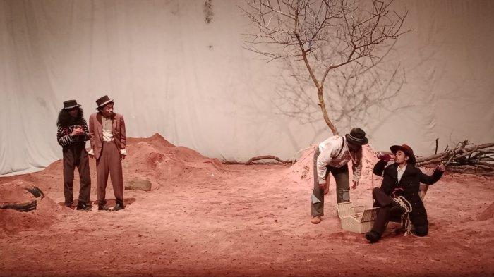 Sementara Menunggu Godot” Karya; Samuel Beckett, terjemahan B. Very Handayani, Sutradara; Pandu Birowo, ditampilkan pada Jumat (14/6/2024) pukul 20.00 WIB di Teater Arena Mursal Esten ISI Padang Panjang, Provinsi Sumbar.