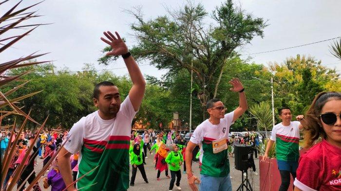 Menteri Pariwisata dan Ekonomi Kreatif (Menparekraf) yang juga Ketua Bappilu PPP Sandiaga Uno ikut senam pagi di komplek GOR Haji Agus Salim Kota Padang Provinsi Sumatera Barat (Sumbar), Sabtu (9/9/2023).