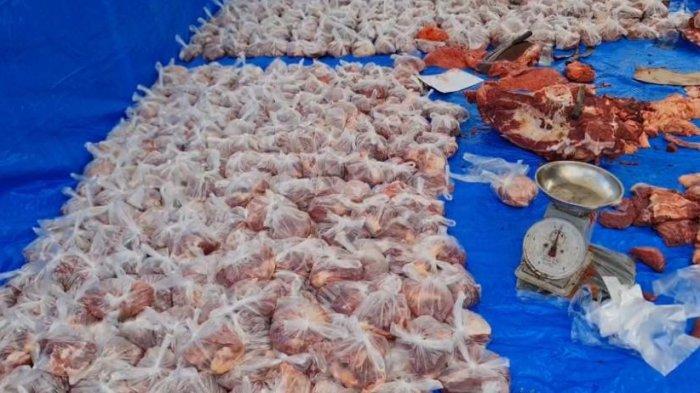 PEMOTONGAN HEWAN KURBAN - Ilustrasi daging hewan kurban. Paket daging kurban Presiden Prabowo Subianto di Masjid Almukminin Pasaman Baru, Nagari Lingkuang Aua, Kecamatan Pasaman, Kabupaten Pasaman Barat, Sumatera Barat. Pembagian daging kurban Presiden itu dilakukan dengan menyebar kupon kepada masyarakat yang akan menerimanya.