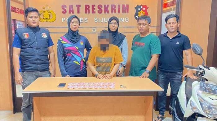 Sat Reskrim Polres  Sijunjung mengamankan seorang perempuan berinisial SW (43) yang diduga melakukan Tindak Pidana Perdagangan Orang (TPPO)  kepada anak di bawah umur, Jumat (23/6/2023)