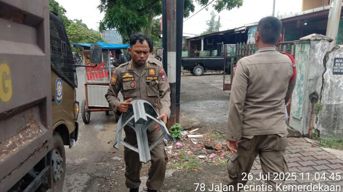 PENERTIBAN PEDAGANG KOPI - Satpol PP Padang menertibkan sejumlah kedai kopi jalanan yang membuka lapak di trotoar dan badan jalan tanpa izin, Sabtu (26/7/2025) sore.