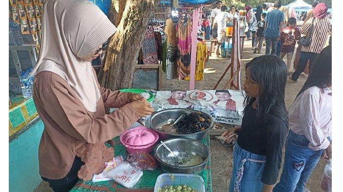 GULAI LANGKITANG - Kuliner yang selalu diburu pengunjung di Pantai Tiku, Kabupaten Agam pada Sabtu (5/4/2025). Satu porsinya Rp5.0000 dan bisa juga Rp10.000.