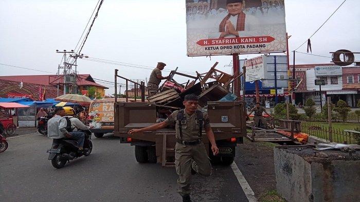 Belasan Lapak PKL di Taman Nanggalo Padang Ditertibkan Satpol PP ...