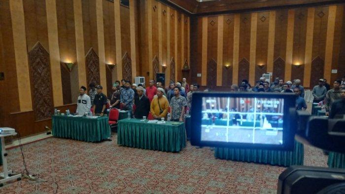 Sebanyak 63 anggota Jamaah Islamiyah deklarasi kembali ke NKRI di sebuah hotel di Bukittinggi, Minggu (28/7/2024) sore. Sebelum deklarasi, puluhan anggota ini mendengarkan paparan dari mantan petinggi JI terkait landasan syari bubarnya JI