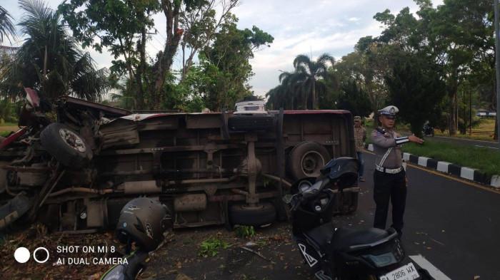 KECELAKAAN MIKRO BUS - Sebuah kecelakaan lalu lintas tunggal terjadi di Jalan Wolter Monginsidi, Desa Bato, Kecamatan Pariaman Timur, Kota Pariaman, pada Selasa (22/7/2025) sekitar pukul 05.15 WIB.