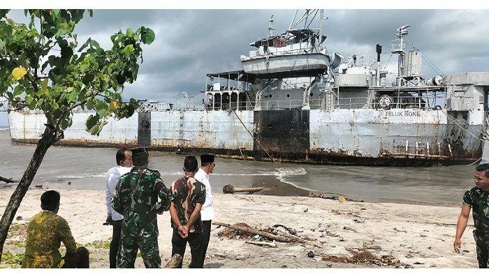 Sejumlah kepala OPD dan TNI AL melihat langsung kondisi kapal KRI Teluk Bone yang terdampar di tepi pantai Talao Pauah Pariaman, Senin (1/4/2023).