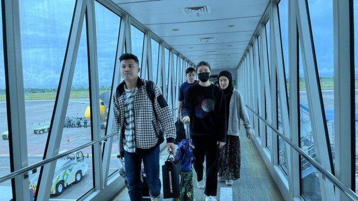 Sejumlah penumpang maskapai Scoot tiba di terminal kedatangan internasional Bandara Internasional Minangkabau (BIM) Padang Pariaman Provinsi Sumatera Barat (Sumbar), Senin (6/1/2025) siang.