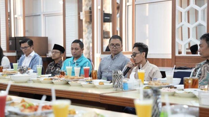 Kepala Kantor Kepresidenan RI, Hasan Nasbi didampingi Wamen Dikdasmen RI, Fajar Riza Ulhaq dan jajaran saat jamuan makan malam, bersama para wartawan dan tokoh Pers Sumbar mendengarkan sekapur sirih, mewakili insan Pers Sumbar yakni Emil Mahmudsyah, Penanggungjawab Redaksi TribunPadang.com Tribun Network Kompas Gramedia serta Sekretaris Dewan Kehormatan Provinsi (DKP) PWI Sumbar di Rumah Makan Lamun Ombak, Padang (12/12/2024) malam.