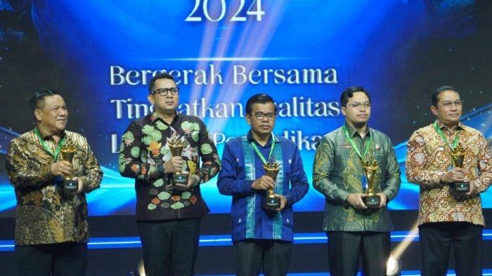 Sekdako Bukittinggi saat menerima penghargaan dari Kemendikbudristekdikti.