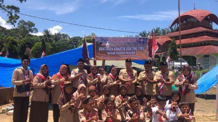 Sekretaris Daerah Hendra Putra saat mengunjungi tenda peserta Jambore cabang ke V dari Kwarran Sasak Ranah Pasisi didampingi Sekretaris Kwarcab Srianto dan pengurus Kwarcab lainnya