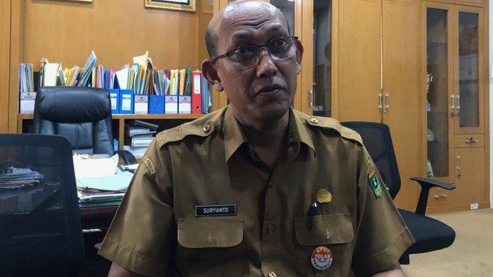 PEMBATASAN PONSEL - Sekretaris Dinas Pendidikan Sumbar, Suryanto saat diwawancarai TribunPadang.com, Selasa (27/5/2025). Dinas Pendidikan Provinsi Sumbar mengeluarkan surat edaran mengenai pembatasan penggunaan ponsel di lingkungan sekolah jenjang SMA, SMK, dan SLB.