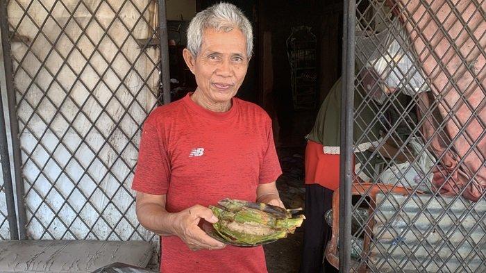 KULINER RAMADAN - Aidil Fitri (66)  memperlihatkan lompong dan palai bada buatannya di Jalan Kuranji, Kelurahan Korong Gadang, Kecamatan Kuranji, Kota Padang, Provinsi Sumatera Barat, Selasa (4/3/2025). Selain menjual lompong sagu, juga terdapat palai bada balado, palai bada karambia, lapek sagan/oncong-oncong, lapek sagu, lapek pisang, dan lamang baluo.