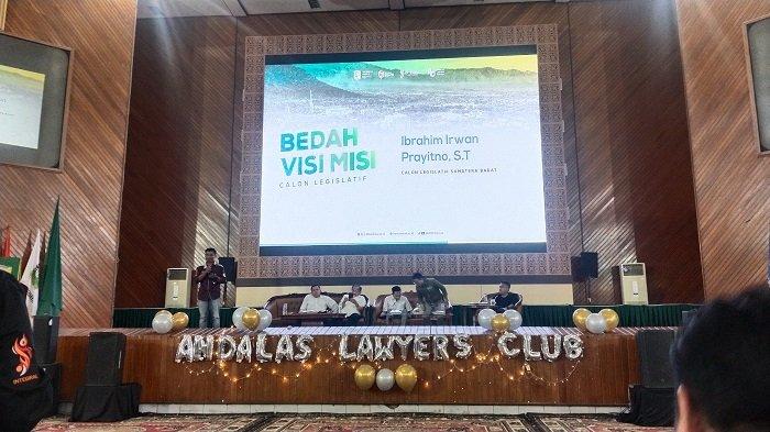 Badan Eksekutif Mahasiswa Keluarga Mahasiswa (BEM) menggelar bedah visi misi calon legislatif (Caleg) Dewan Perwakilan Rakyat (DPR) RI dari dapil Sumatera Barat (Sumbar) di Auditorium Unand, Selasa (28/11/2023).