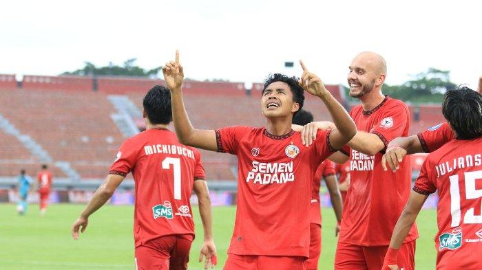 Selebrasi Gala Pagamo usai mencetak gol pada pertandingan antara PSBS Biak menjamu Semen Padang FC yang berkesudahan dengan skor 3-2, Jumat (18/10/2024) sore.
