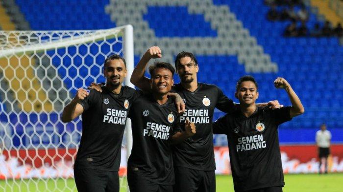 Selebrasi para pemain Semen Padang FC usai menjebol gawang Borneo FC pada pertandingan yang digelar di Stadion Batakan Balikpapan, Selasa (14/1/2025) malam.