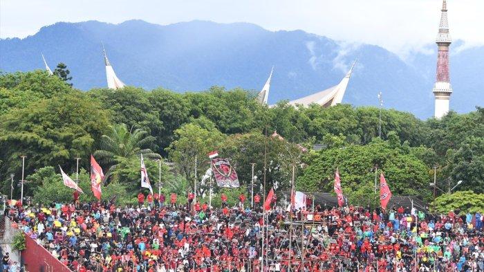 Pendukung Semen Padang FC di tribun saat menonton pertandingan melawan Malut United di babak Semifinal Liga 2 leg kedua di GOR Haji Agus Salim Padang pada 29 Februari 2024 silam.