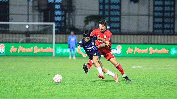 Pemain Semen Padang FC Tin Martic saat menghadapi pemain Borneo FC pada laga di Stadion STIK PTIK, Jakarta, Senin (12/8/2024).