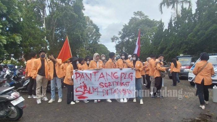 Sejumlah mahasiswa membentang spanduk tuntutan aksi di depan Balai Kota Bukittinggi, Rabu (5/7/2023). Ratusan mahasiswa berunjuk rasa di depan Balai Kota Bukittinggi terkait kasus sengketa lahan kampusnya dengan Pemko Bukittinggi.