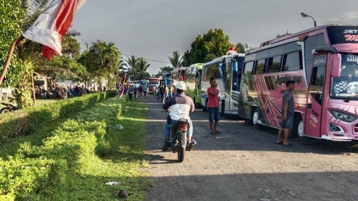 Kendaraan pengangkut peserta aksi sebelum berangkat di PT LIN, Senin (12/8/2024).