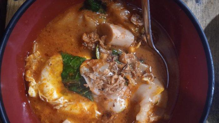 SEBLAK PEDAS NIKMAT:Semangkuk seblak dengan aneka topping seperti sosis, telur, dan kerupuk basah tersaji panas di atas meja salah satu angkringan di Kota Padang. Kuliner khas Bandung ini semakin digemari masyarakat berbagai usia karena sensasi pedasnya yang menggugah selera, dan kini menjadi bagian dari tren makanan kekinian di Sumatera Barat.