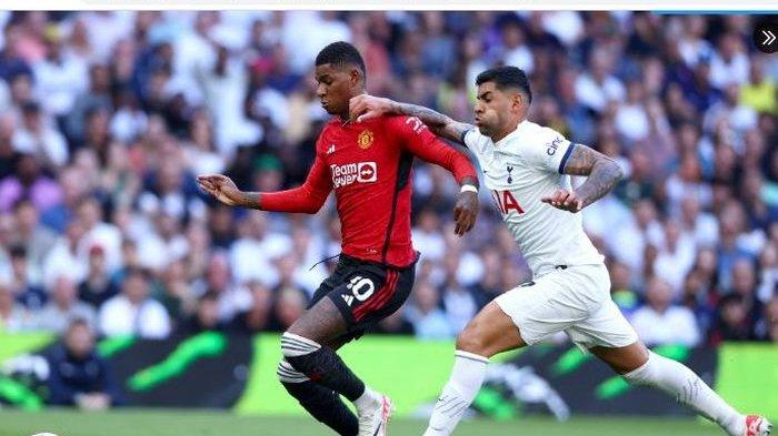 Aksi striker Man United, Marcus Rashford (depan) dalam satu laga kompetisi Liga Inggris belum lama ini.