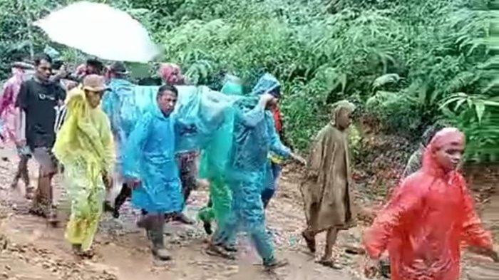 Seorang warga Jorong Rurapatontang, Nagari Pematang Panjang, Kecamatan Koto Balingka, Kabupaten Pasaman Barat, meninggal dunia saat perjalanan menuju rumah sakit pada Senin (23/12/2024).