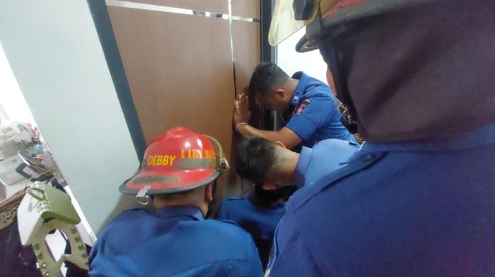 BALITA TERKUNCI - Penyelamatan seorang balita terkunci di kamar mandi di rumahnya di kawasan Padang Barat, Kota Padang, Sumatera Barat, Kamis (31/7/2025) siang.
