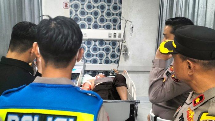 Seorang penumpang bus ALS yang mengalami luka berat mendapat perawatan di RSUD Padang Pariaman, Senin (15/4/2024).