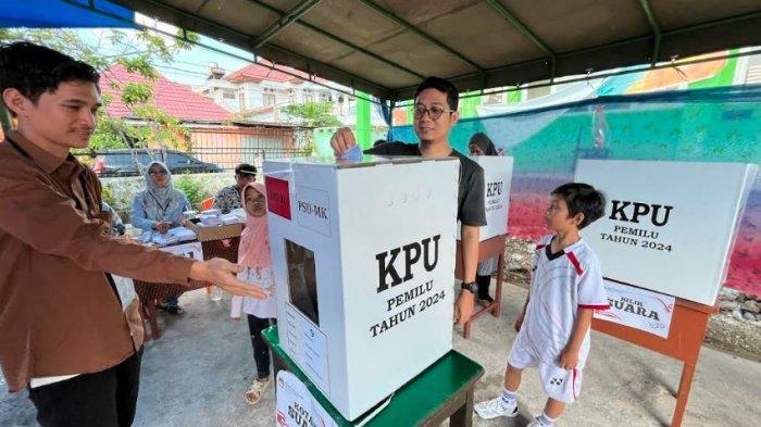 Seorang warga menyalurkan hak pilihnya dalam Pemungutan Suara Ulang DPD RI Sumatera Barat di TPS 09 Sawahan, Sabtu (13/7/2024).