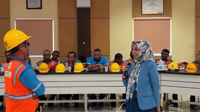 GIAT PENGUATAN BUDAYA - PT PLN Unit Pelaksana Pelayanan Pelanggan (UP3) Payakumbuh menyelenggarakan kegiatan Penguatan Budaya PS4 (Perilaku, Sikap, Senyum, Salam, Sapa) bagi petugas teknik Yandal dan security di Aula Luhak Nan Bungsu, Payakumbuh pada Selasa (24/06). Kegiatan ini diikuti para petugas layanan teknik (yantek), security, PLN Electricity Services serta dihadiri pula perwakilan Bank Nagari Payakumbuh.