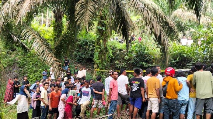 Warga mendatangi lokasi penemuan mayat di dasar jurang Nagari Durian Gadang, Kabupaten Sijunjung, Propinsi Sumatra Barat (Sumbar). Dari informasi yang dihimpun, korban meninggal diduga akibat kecelakaan tunggal, Jumat (10/1/2025).