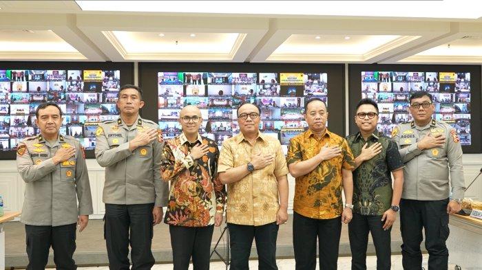Irwasum Polri Komjen Pol Dedi Prasetyo foto bersama saat launching PPDB SMA Kemala Taruna Bhayangkara dihadiri Pejabat Tinggi Mabes Polri, Perwakilan YPKBI, dan sejumlah pejabat SSDM Polri