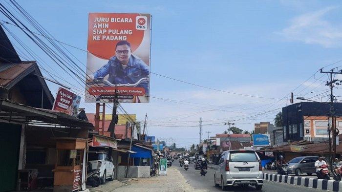 Spanduk Jubir capres nomor urut 1 AMIN Muhammad Iqbal di jalan Kampung Kalawi, Kota Padang.