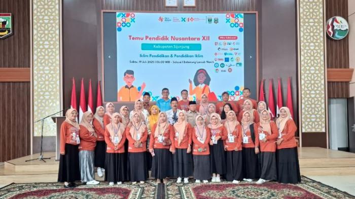EVENT TPN XII - Ratusan guru, kepala sekolah, pegiat pendidikan, hingga pemangku kebijakan menghadiri Temu Pendidik Nusantara (TPN) XII di Balairung Lansek Manih Kantor Bupati Sijunjung, Sabtu (19/7/2025).
(Foto: Istimewa/Deddy).