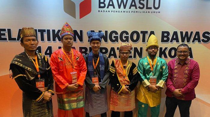 Lima Komisioner Bawaslu Kota Padang usai dilantik oleh Ketua Bawaslu RI Rahmat Bagja pada Sabtu (19/8/2023) malam. Turut hadir Kordinator sekretariat Bawaslu Padang (paling kanan).