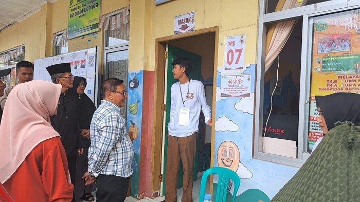 Cawako Ramlan Nurmatias saat akan mencoblos di TPS 007, Kelurahan Manggis Ganting, Rabu (27/11/2024).