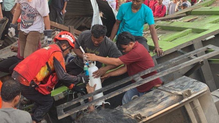 Proses penyaluran tabung oksigen saat evakuasi seseorang sopir truk terjepit akibat kecelakaan di Indarung, Padang, Kamis (31/8/2023).