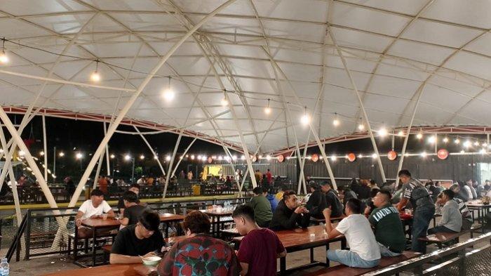 Wisatawan menikmati makanan di Los Lambuang